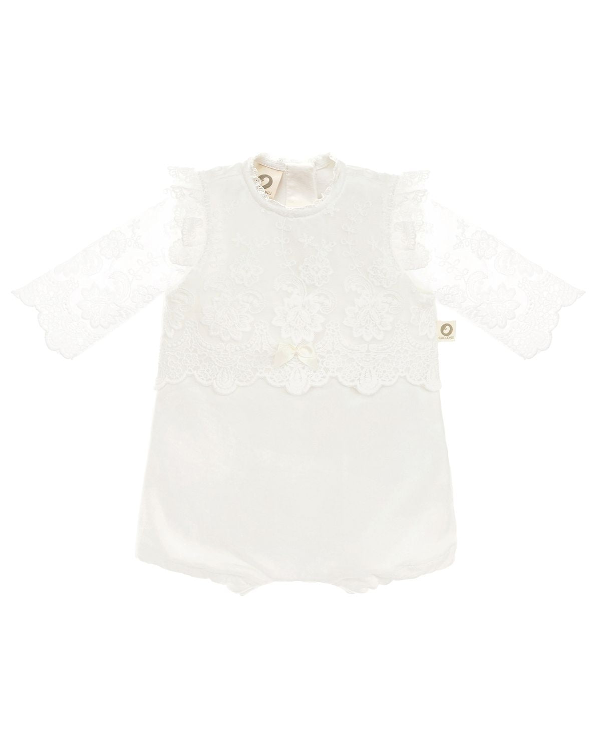 Festlicher CUCOONU Babybody aus Samt in Offwhite mit zarter Spitze vorne und Spitzenärmeln, kombiniert mit Lätzchen mit Herzapplikation