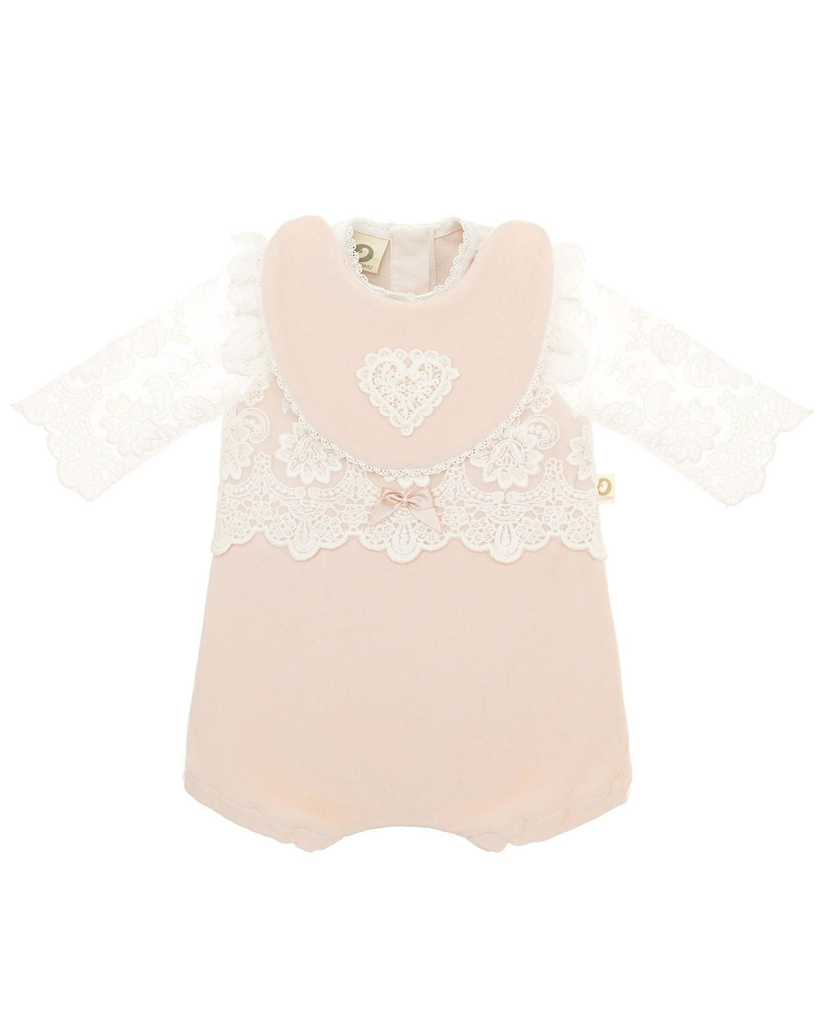 Vorderansicht eines festlichen CUCOONU Babybodys aus Samt in Rosa mit Spitzenärmeln und Lätzchen mit Herzapplikation