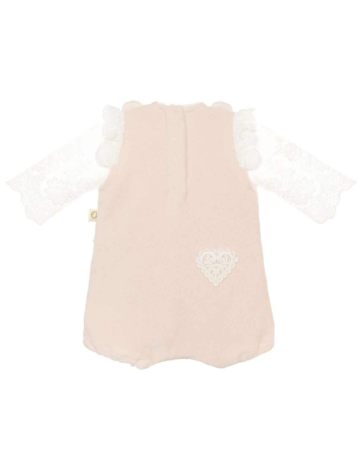 Rückenansicht eines festlichen CUCOONU Babybodys aus Samt in Rosa mit Spitzenärmeln und Herzapplikation am Po