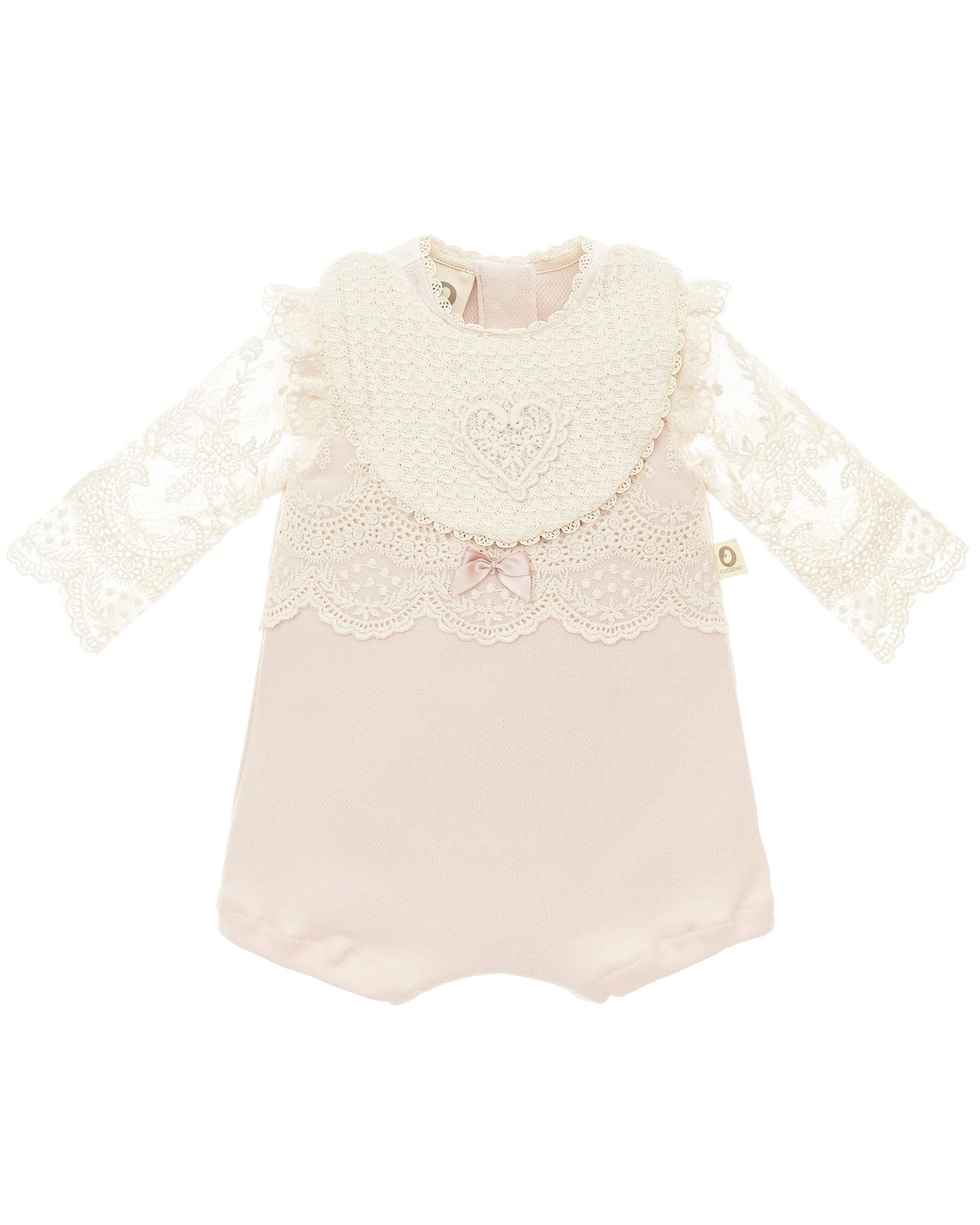 Festlicher Babybody von CUCOONU in Rosa mit Beigespitze und passendem Lätzchen
