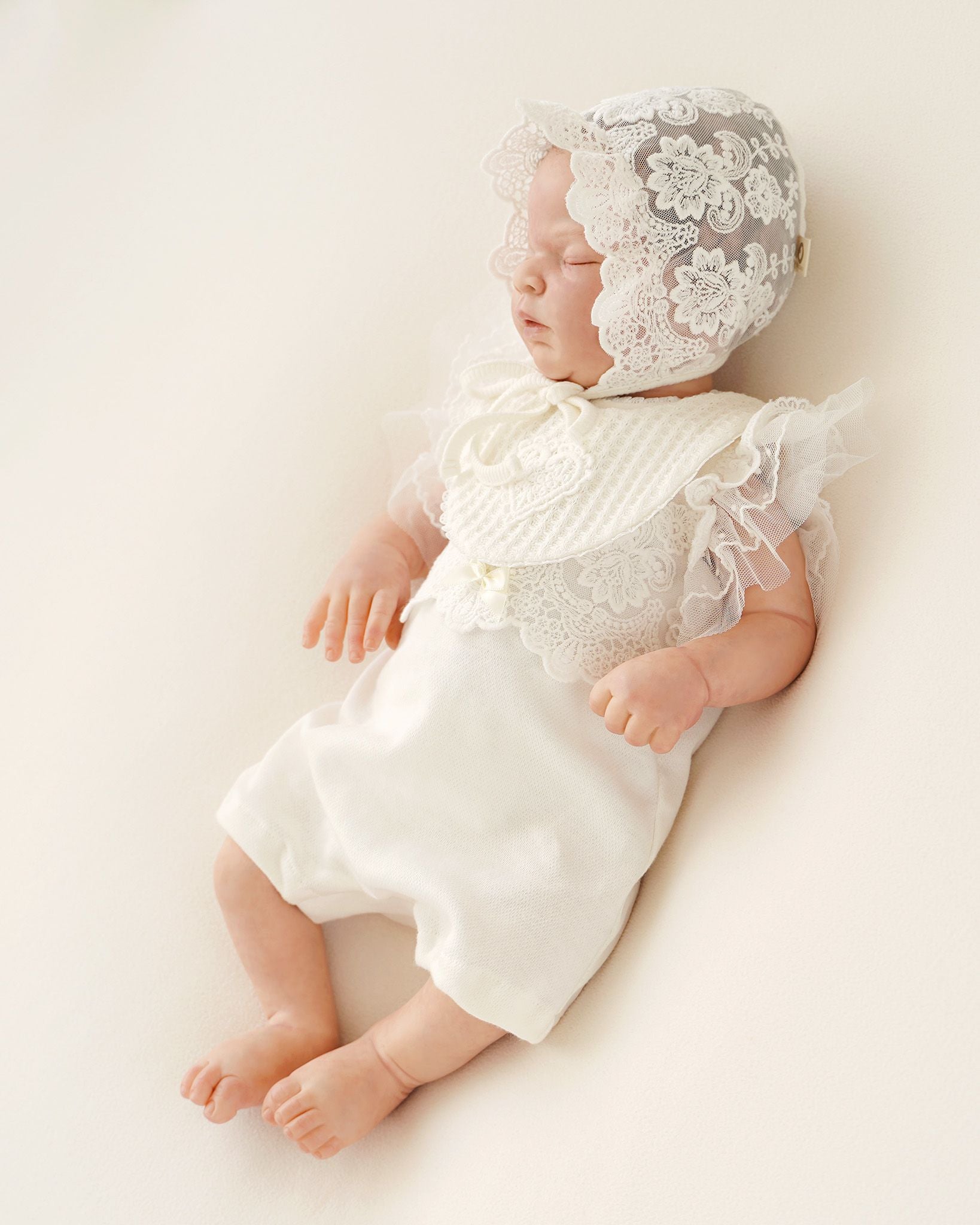 Festlicher CUCOONU Babybody mit passendem Lätzchen, kombiniert mit Spitze und Rüschenärmeln