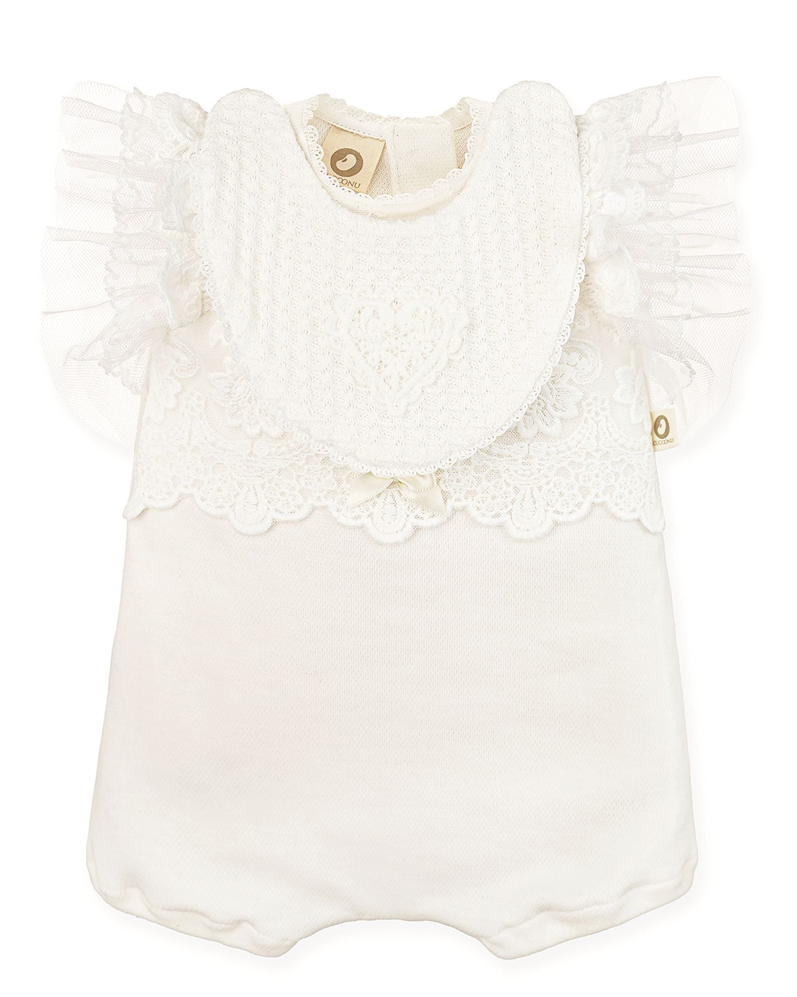 Festlicher CUCOONU Babybody mit passendem Lätzchen in Offwhite, kombiniert mit Spitze und Rüschenärmeln