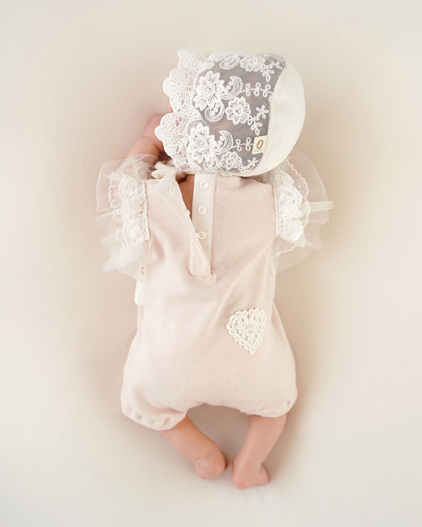 Baby trägt festlichen CUCOONU Body aus Pima-Baumwolle in Rosa mit Tüllärmeln, Rückenansicht