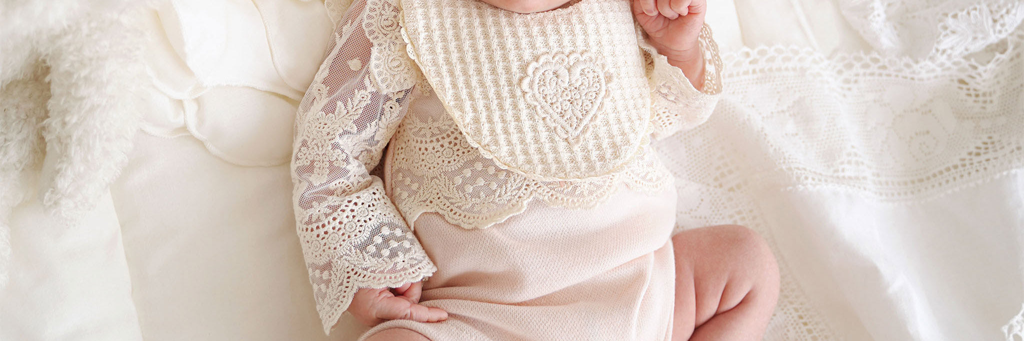 Festliches CUCOONU Outfit in Farbe Rosé mit Spitze, Nahaufnahme