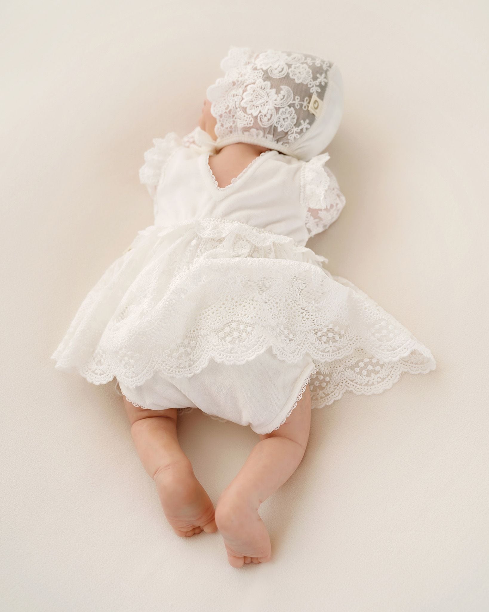 Rückenansicht des festlichen Baby Taufkleids aus Spitze und Samt