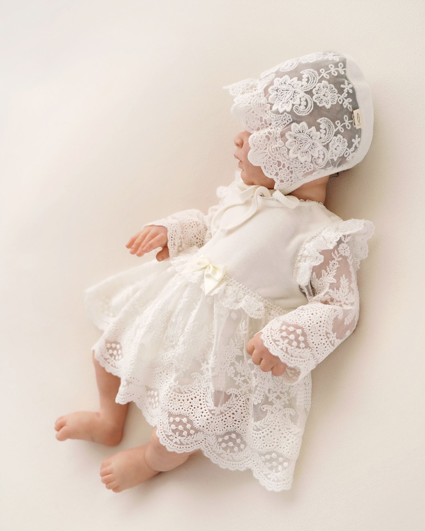 Festliches Baby Taufkleid mit Spitze in Offwhite von Cucoonu